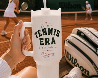 Personalized Tennis Thermos Mug with Name – In My Tennis Era Varsity Design – Stainless Steel 1.2L with Straw – Gift for Tennis Players