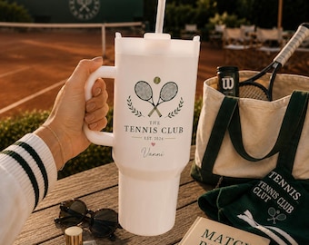 Personalized tennis thermal mug with name – Classic club design – Stainless steel 1.2L with straw – Gift for female tennis player