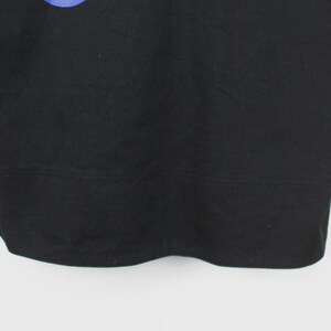 Op de afbeelding: Zwart sweatshirt met een groot blauw swoosh-ontwerp aan de linkerbovenkant. Het sweatshirt is gemaakt van een zacht materiaal en heeft een geribbelde zoom. De achtergrond is effen wit.