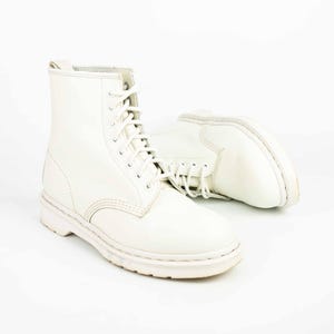 Dr. Martens 1460 Monowhite Smooth Leather Boots Size| 41 (26 cm) Classic All-White Durable Lace-Up Minimalist Stylish  Everyday Shoes