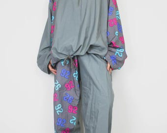 Vintage trainingspak uit de jaren 90 | Grijze polyester set | L–XL | Retro sportkleding | Bijpassende jas en broek