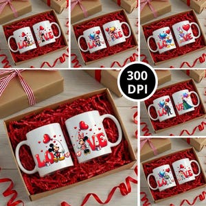 Puede incluir: Tazas de cerámica blanca con varios diseños de personajes de dibujos animados y la palabra "LOVE" en rojo. Cada taza se presenta en una caja de regalo con relleno de papel rojo, y las cajas están atadas con cinta a rayas rojas y blancas.