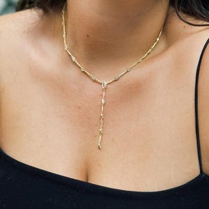 Versteinerte Lariat Y Tropfen Halskette, getauchte Y Lariat Halskette, Minimalistische Halskette, Tropfen Y Halskette