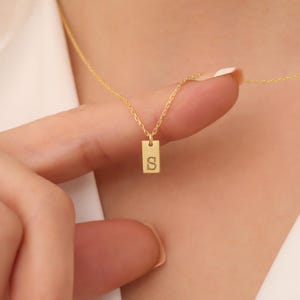 Collar con inicial de etiqueta pequeña, collar rectangular, collar con letras delicadas, collar con monograma, collar grabado personalizado