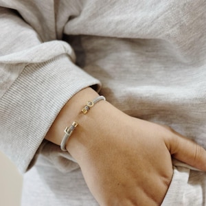 Beschriftetes Stahl Manschettenarmband, Minimalistisches Silber Brief Charm Armband, verstellbares Armband, Paar Armband, Liebesbrief Charm Armband