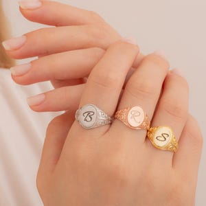 Anillo con sello inicial, anillo vintage ovalado de plata esterlina, anillo con letras de plata, anillo gótico vintage personalizado, joyería delicada