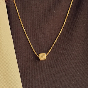 Collar con forma de cubo delicado, collar con inicial de cubo de dados, collar con letra pequeña personalizada, collar de la amistad, collar con fecha