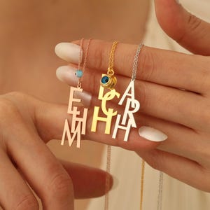 Colar com três letras maiúsculas, colar com iniciais verticais, pingente com monograma, colar com letras entrelaçadas, colar delicado