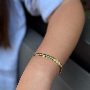 Personalisiertes Armband Manschette, benutzerdefiniertes Armband, graviertes Armband, zierliches Armband, Nachricht Manschettenarmband, einfaches offenes Manschettenarmband