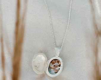 Heart Locket Necklace with Photo, Engraved Oval Necklace, Picture Necklace, Engraved necklace, Round Locket Pendant