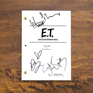 Puede incluir: Un guion blanco para la película "E.T. el extraterrestre" con firmas del reparto y el equipo. Las firmas incluyen "E.T. Elliot", "Drew Barrymore" y "Henry Thomas".