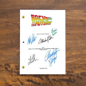 Roteiro do filme De Volta para o Futuro reimpresso e autografado por Michael J. Fox. Um presente original e único para amigos e fãs.