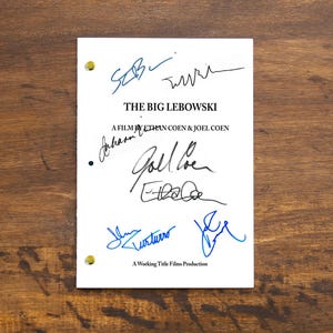 Pode incluir: Uma página de roteiro branca para o filme "The Big Lebowski" com as assinaturas dos irmãos Coen, John Turturro e Jeff Bridges. A página diz "Um filme de Ethan Coen & Joel Coen" e "Uma produção da Working Title Films."