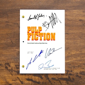 Op de afbeelding: Een wit script met de titel "PULP FICTION" in oranje en gele letters. Het script is gesigneerd door Quentin Tarantino, Roger Avary en Uma Thurman. Het script is gedateerd "Last Draft May 1993" en vermeldt "Distributed by Miramax Films Released Date: May 1994".