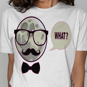 Camiseta del Hombre Luna, divertida camiseta espacial, luna con gafas, bigote y pajarita, diseño retro de luna, camiseta geek de luna, luna de dibujos animados, ropa urbana