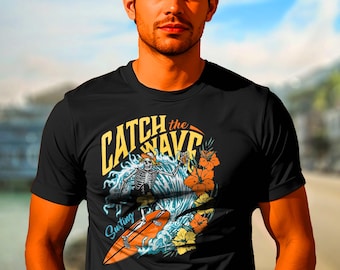 Puede incluir: Una camiseta negra de manga corta con un estampado gráfico de un esqueleto surfeando sobre una tabla naranja. El diseño incluye olas azules, flores de hibisco amarillas y naranjas, y el texto "CATCH the WAVE" en amarillo y blanco.