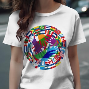 Camiseta con banderas internacionales y manos unidas, vibrante camiseta multicolor con banderas del mundo, camiseta de solidaridad global