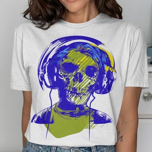 スカルDJ Tシャツ、ミュージックラバーTシャツ、グルーヴィーなデッドヘッド、エッジの効いたデザイン、パーティースカル、ヘッドフォンアート、ユニークなグラフィックTシャツ、クールなTシャツ、ストリートウェア