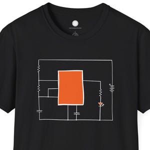 Camiseta eletrônica com diagrama de circuito desenhado à mão | Camiseta para engenheiro elétrico e hacker de hardware | Presente para geeks em design de circuitos | Design misterioso