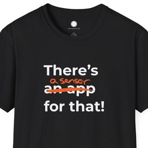Könnte beinhalten: Schwarzes T-Shirt mit dem Text "There's an app for that!" in Weiß, wobei "a sensor" orange durchgestrichen ist. Das Shirt hat einen Rundhalsausschnitt und kurze Ärmel.