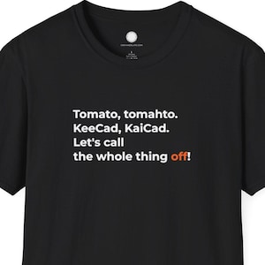 Może przedstawiać: Czarna koszulka z białym napisem: "Tomato, tomahto. KeeCad, KaiCad. Let's call the whole thing off!" Tekst jest czcionką bezszeryfową. Koszulka ma okrągły dekolt.