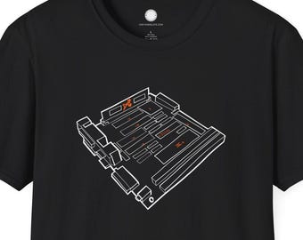 Camiseta Denise Amiga con placa base dibujada a mano / Regalo para fabricante de placas Mini-ITX A500+ / Camiseta de ingeniero informático retro / Diseño de chips originales