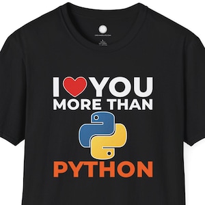 Puede incluir: Camiseta negra con el texto "I ❤️ YOU MORE THAN PYTHON". El diseño incluye un corazón rojo y el logotipo del lenguaje de programación Python en azul y amarillo. Una camiseta informal para programadores.