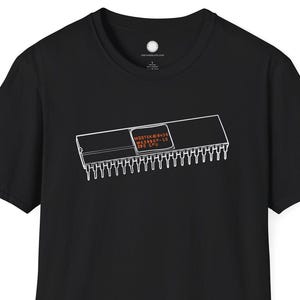 Camiseta con diseño de CPU Z80 dibujada a mano / Chip cerámico Mostek minimalista / Camiseta retro para ingenieros electrónicos