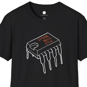 Camiseta com estampa do chip temporizador soviético КР1006ВИ1 | Pinos transparentes clones do NE555 da URSS | Presente para hacker e entusiasta de computação retrô