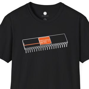 Camiseta con diseño de CPU Z80 dibujada a mano / Chip cerámico Mostek con detalles en naranja brillante / Camiseta de regalo retro para ingenieros informáticos