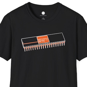 Puede incluir: Un juego de tres tazas de cerámica con acabado mate y moteado. Las tazas son de color crema, gris claro y gris oscuro. Cada taza tiene un diseño simple y minimalista.