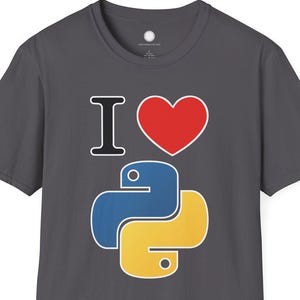 Könnte beinhalten: Dunkelgraues T-Shirt mit dem Text "I ♥ Python" und einem Logo der Programmiersprache Python in Blau, Gelb und Rot. Das T-Shirt hat einen Rundhalsausschnitt und kurze Ärmel.