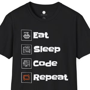 Op de afbeelding: Zwart T-shirt met de witte tekst "Eat Sleep Code Repeat". Elk woord wordt vergezeld door een bijbehorend pictogram: een bord eten, een bed, een computerscherm en een recycling symbool. Ronde hals.