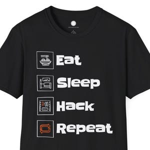 Könnte beinhalten: Schwarzes T-Shirt mit weißem Text und orangefarbenen Akzenten. Das Shirt zeigt die Worte "Eat, Sleep, Hack, Repeat" mit entsprechenden Symbolen. Das Design ist auf der Vorderseite des Shirts zentriert und macht es zu einem auffälligen Kleidungsstück.