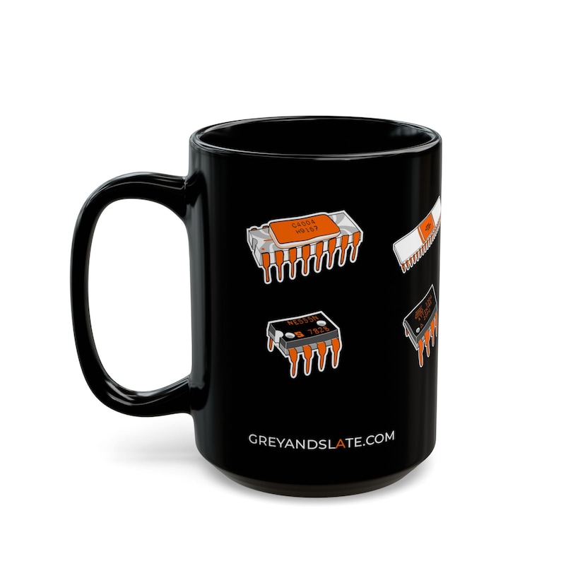 Taza con la historia de los chips famosos / Intel 4004 NE555 MOS 6502 ESP32 RP2040 dibujado a mano / Regalo para papá ingeniero electrónico Maker imagen 4