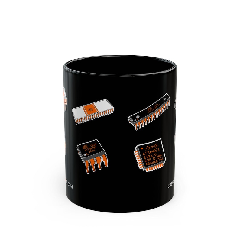 Puede incluir: Taza de cer&aacute;mica negra con dise&ntilde;os de placas de circuito naranja y blanco. La taza tiene un acabado brillante y es de forma cil&iacute;ndrica. Incluye ilustraciones detalladas de componentes electr&oacute;nicos.