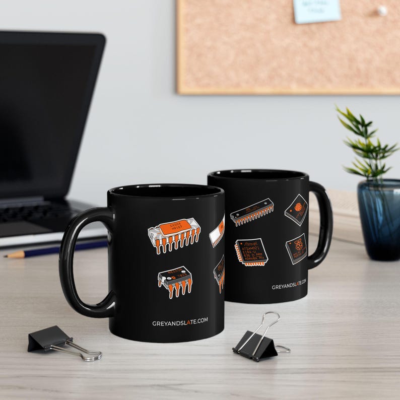 Taza con la historia de los chips famosos / Intel 4004 NE555 MOS 6502 ESP32 RP2040 dibujado a mano / Regalo para papá ingeniero electrónico Maker imagen 1
