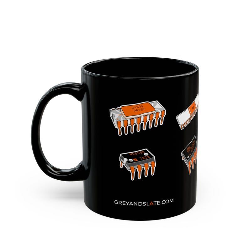 Taza con la historia de los chips famosos / Intel 4004 NE555 MOS 6502 ESP32 RP2040 dibujado a mano / Regalo para papá ingeniero electrónico Maker imagen 8