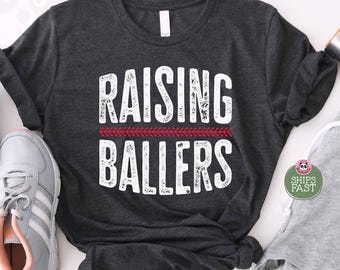 Koszulka Raising Ballers, koszulka baseballowa, koszulka Softball Mama, zabawna koszulka Baseball Mom, strój na dzień gry w baseball w college'u, prezent dla mamy sportowca