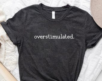 Camiseta "Sobreestimulada", camiseta divertida, camiseta del Club de Madres Sobreestimuladas, camiseta de la Generación Z, camiseta popular, camisetas de moda para mujer, camiseta minimalista
