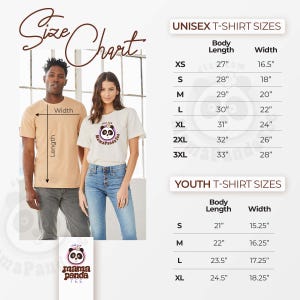 Pu&ograve; includere: Tabella delle taglie per t-shirt unisex e per bambini. La tabella mostra la lunghezza del corpo e la larghezza in pollici per le taglie XS a 3XL per le t-shirt unisex e le taglie S a XL per le t-shirt per bambini. La tabella include anche un grafico di un panda con una corona di fiori con il testo "Stay Calm Mama Panda Tee".