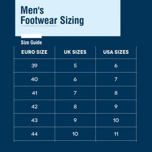 K&ouml;nnte beinhalten: Eine Schuhgr&ouml;&szlig;entabelle mit dunkelblauem Hintergrund und wei&szlig;em Text. Die &Uuml;berschrift lautet Men's Footwear Sizing und Size Guide. Eine Tabelle zeigt Spalten f&uuml;r Euro Size, UK Sizes und USA Sizes mit numerischen Werten von 39 bis 44 f&uuml;r Euro.