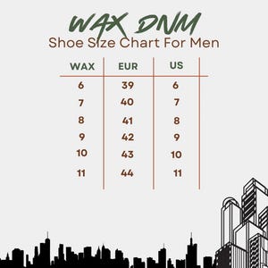 Pu&ograve; includere: Una tabella delle taglie di scarpe WAX DNM con colonne per le misure WAX, EUR e US che vanno da 6 a 11. Il testo &egrave; marrone su sfondo grigio chiaro, con il profilo nero di uno skyline cittadino nella parte inferiore dell'immagine.