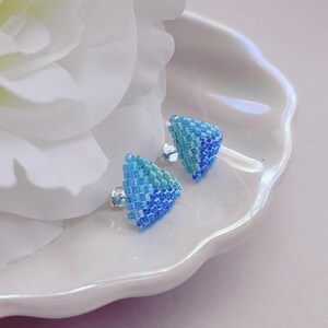Orecchini a bottone triangolari blu acqua intrecciati a mano: orecchini con perline Miyuki