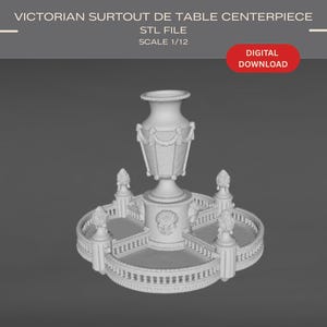 Może przedstawiać: Cyfrowy model 3D wiktoriańskiego stroika na stół typu surtout de table w skali 1/12. Jasnoszary obiekt posiada centralny wazon z detalami w formie drapowanych girland, otoczony okrągłą podstawą z balustradą i czterema ozdobnymi słupkami.