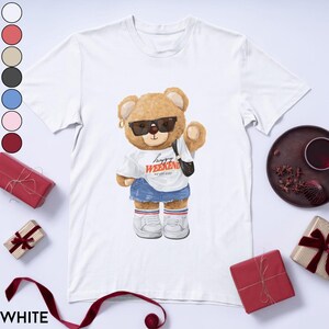 トレンドのテディベアTシャツ。レディースとティーン向けのクールな週末バイブスグラフィックTシャツ。彼女へのキュートなストリートスタイルギフト
