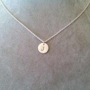 Collares de plata de ley con estampado de letras/iniciales - colgante más pequeño - su elección de letra - regalo personalizado familia del Día de la Madre