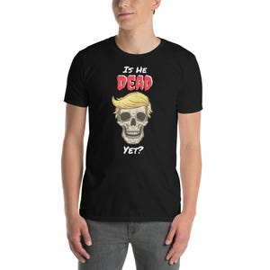Ist er schon tot? Politisches Satire Horror Kurzärmeliges Unisex T-Shirt