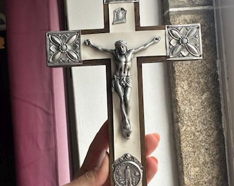 Wandkreuz aus edlem Holz und Sterlingsilber.