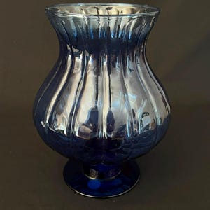 Stor blå vas i återvunnet glas med fot, tillskriven Vidrios San Miguel, Spanien
